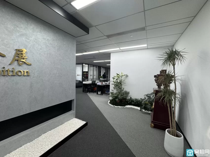 宁波国际会展中心隔壁宁兴国贸出租635平   室内可以更改装修，双面采光落地窗，有上下水