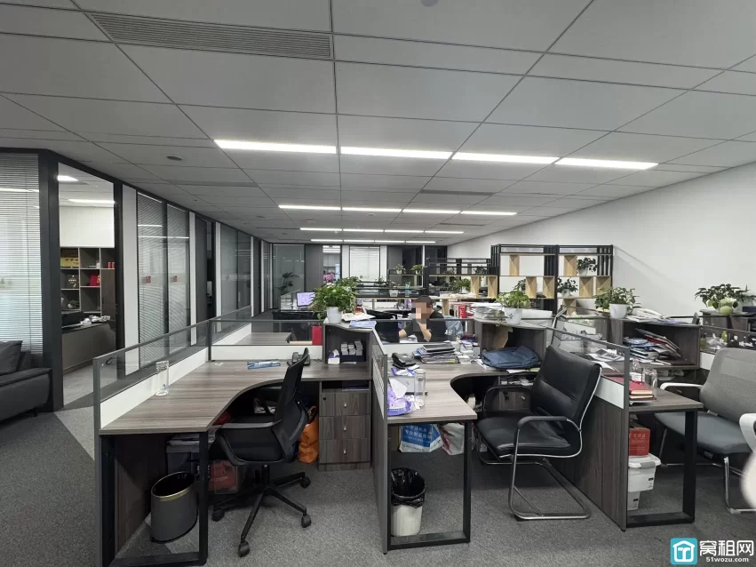 宁波国际会展中心隔壁宁兴国贸出租635平   室内可以更改装修，双面采光落地窗，有上下水