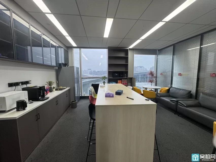 宁波国际会展中心隔壁宁兴国贸出租635平   室内可以更改装修，双面采光落地窗，有上下水