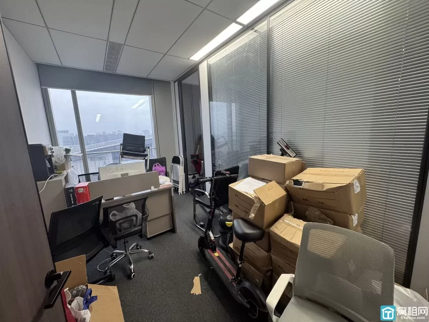 宁波国际会展中心隔壁宁兴国贸出租635平   室内可以更改装修，双面采光落地窗，有上下水