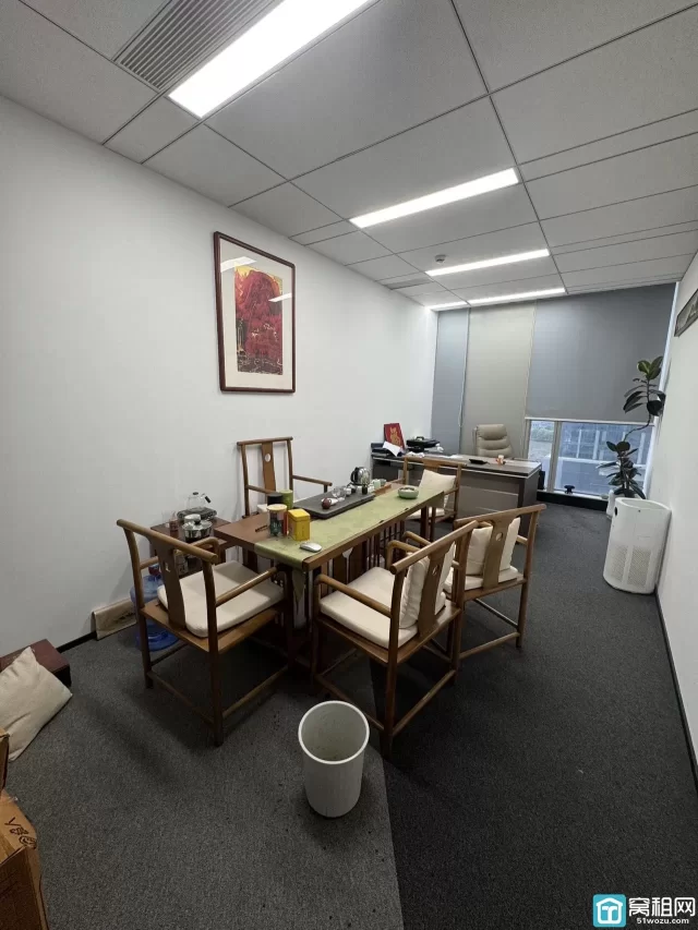 宁波国际会展中心隔壁宁兴国贸出租635平   室内可以更改装修，双面采光落地窗，有上下水