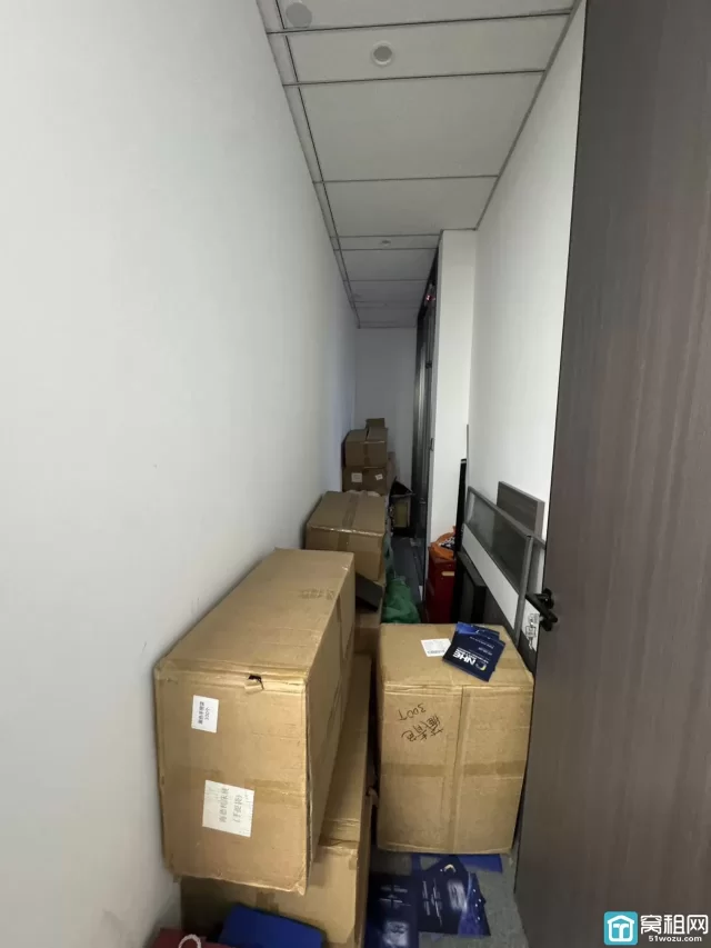 宁波国际会展中心隔壁宁兴国贸出租635平   室内可以更改装修，双面采光落地窗，有上下水