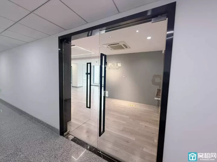 和荣大厦出租194平方，租金1.58，朝南，户型方正，采光充足，有5个隔间和公共办公区。