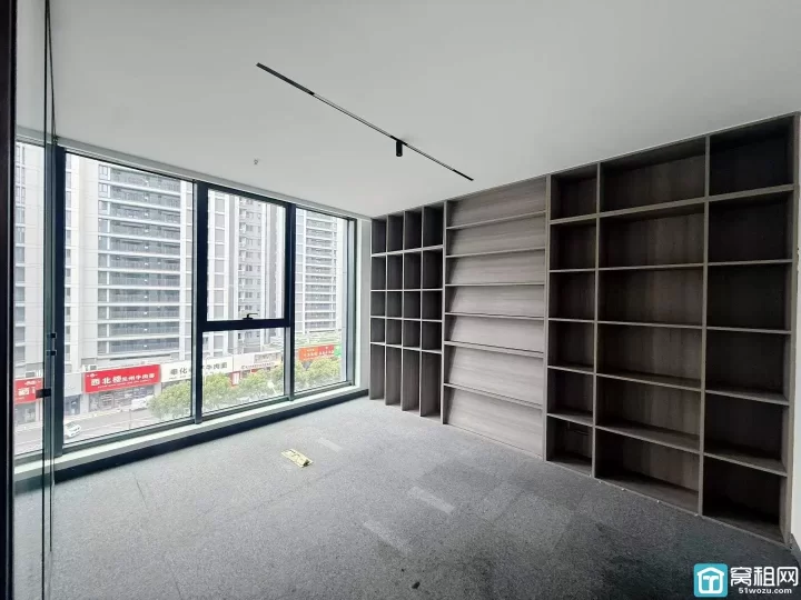 和荣大厦出租194平方，租金1.58，朝南，户型方正，采光充足，有5个隔间和公共办公区。