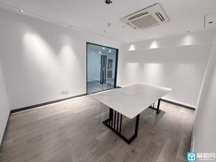 和荣大厦出租194平方，租金1.58，朝南，户型方正，采光充足，有5个隔间和公共办公区。