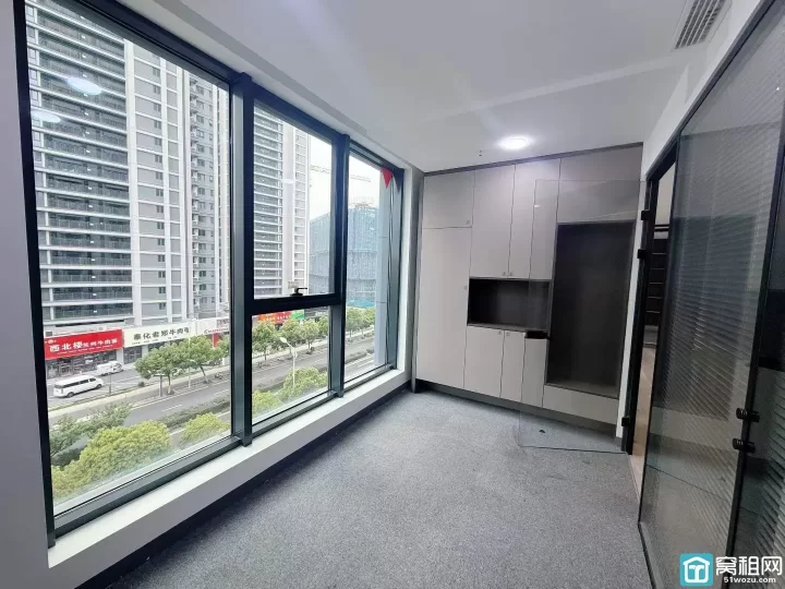 和荣大厦出租194平方，租金1.58，朝南，户型方正，采光充足，有5个隔间和公共办公区。