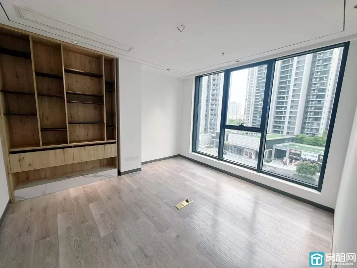 和荣大厦出租194平方，租金1.58，朝南，户型方正，采光充足，有5个隔间和公共办公区。