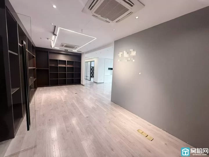 和荣大厦出租194平方，租金1.58，朝南，户型方正，采光充足，有5个隔间和公共办公区。