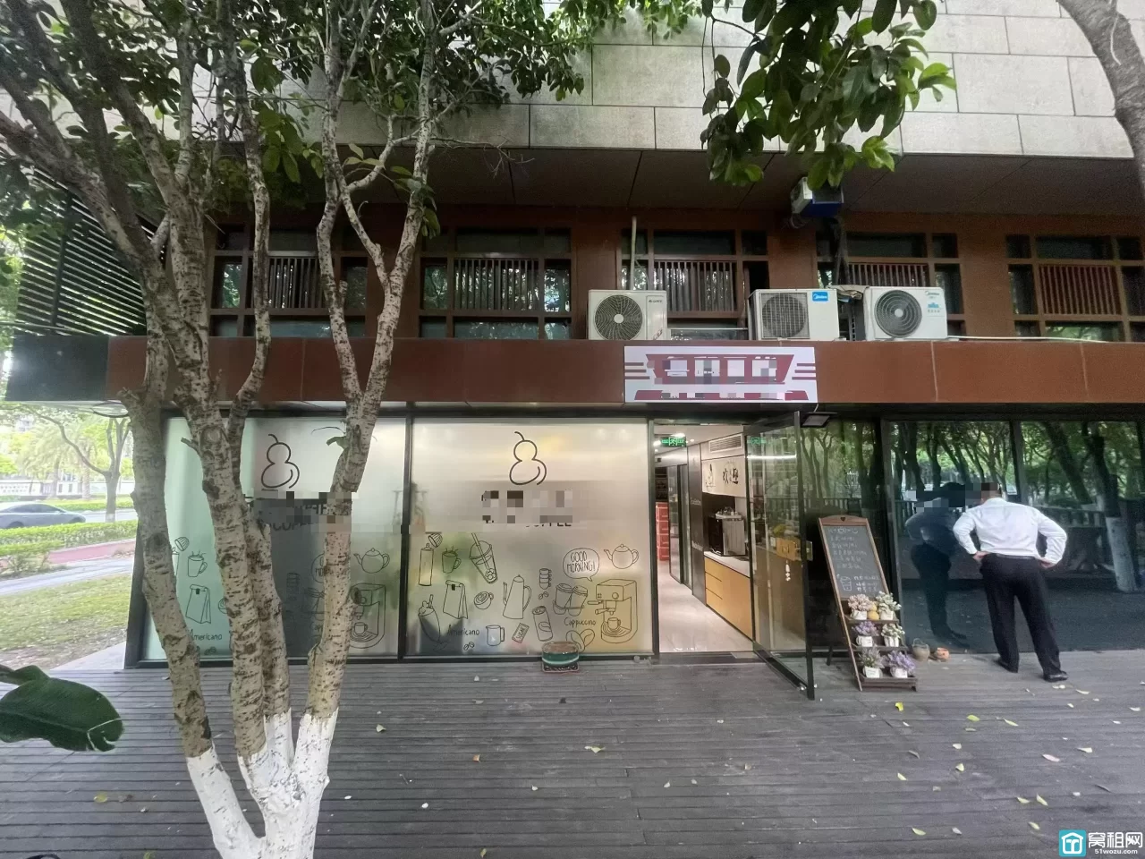 东部新城宁东路 新府银座商铺 90平，带超大庭院店铺出租