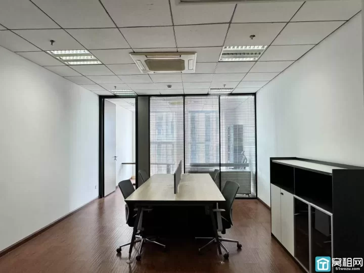 宁波世纪大道附近写字楼华东城63.78平 朝南 一隔间 租金2910元/月?