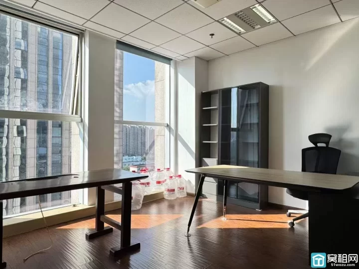 宁波世纪大道附近写字楼华东城63.78平 朝南 一隔间 租金2910元/月?