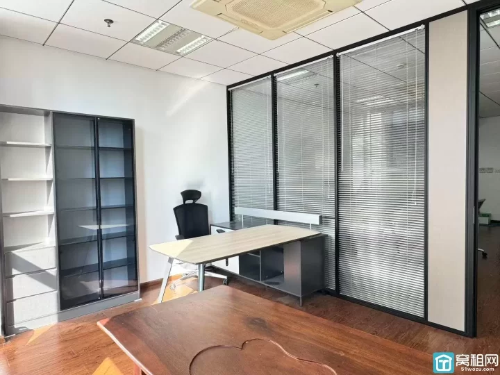 宁波世纪大道附近写字楼华东城63.78平 朝南 一隔间 租金2910元/月?