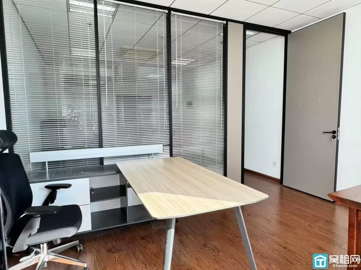 宁波世纪大道附近写字楼华东城63.78平 朝南 一隔间 租金2910元/月?