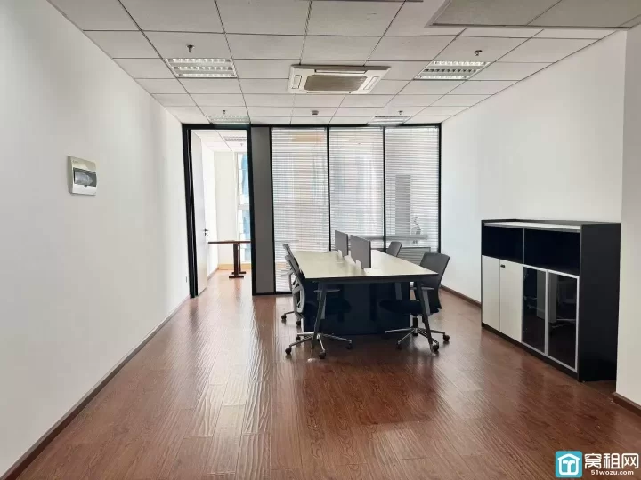 宁波世纪大道附近写字楼华东城63.78平 朝南 一隔间 租金2910元/月?