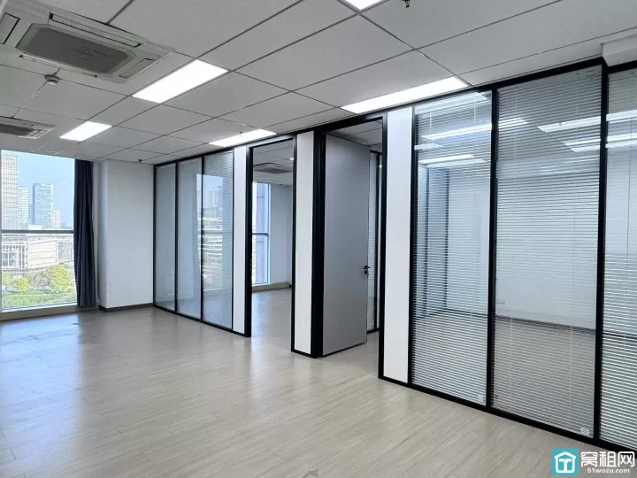 宁波华东城写字楼招租 面积109.4平 两隔间 朝东看东部新城