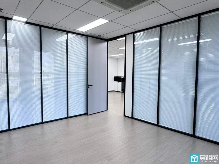 宁波华东城写字楼招租 面积109.4平 两隔间 朝东看东部新城