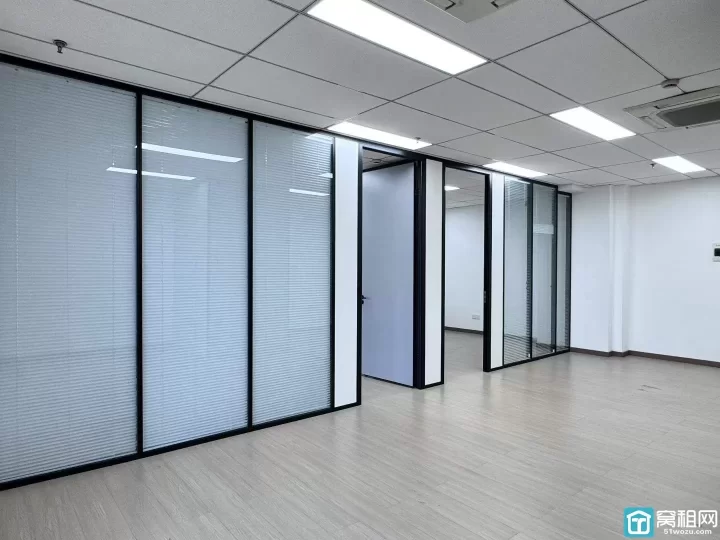 宁波华东城写字楼招租 面积109.4平 两隔间 朝东看东部新城