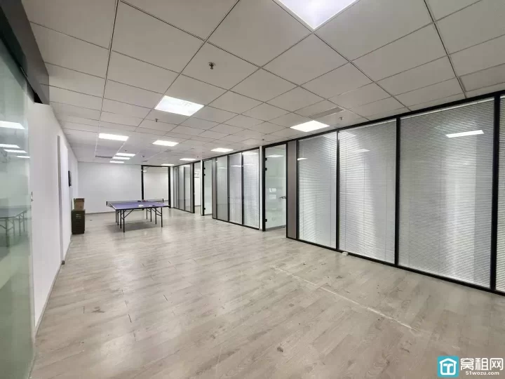 宁波企协大厦315平，电梯口+电动移门，大气美观；办公室朝南，阳光充足☀️ 精装4个隔间，格局方正