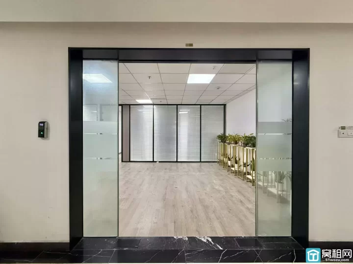 宁波企协大厦315平，电梯口+电动移门，大气美观；办公室朝南，阳光充足☀️ 精装4个隔间，格局方正