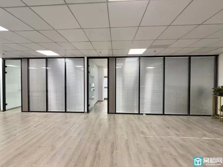 宁波企协大厦315平，电梯口+电动移门，大气美观；办公室朝南，阳光充足☀️ 精装4个隔间，格局方正