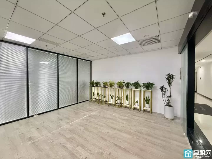 宁波企协大厦315平，电梯口+电动移门，大气美观；办公室朝南，阳光充足☀️ 精装4个隔间，格局方正