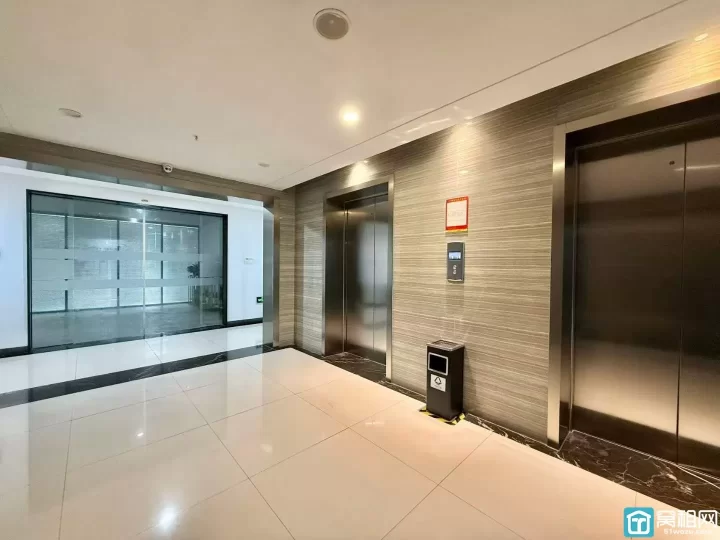 宁波企协大厦315平，电梯口+电动移门，大气美观；办公室朝南，阳光充足☀️ 精装4个隔间，格局方正