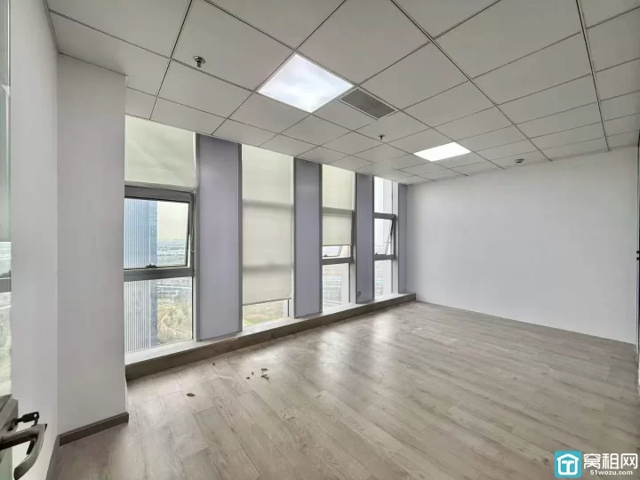 宁波企协大厦315平，电梯口+电动移门，大气美观；办公室朝南，阳光充足☀️ 精装4个隔间，格局方正