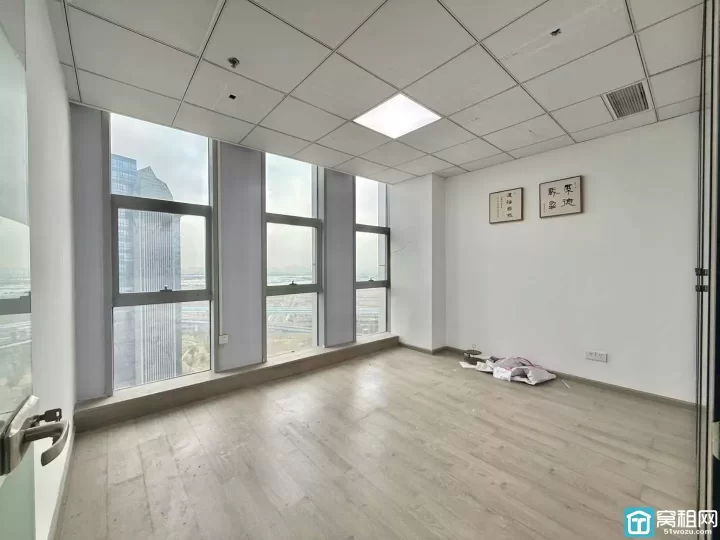 宁波企协大厦315平，电梯口+电动移门，大气美观；办公室朝南，阳光充足☀️ 精装4个隔间，格局方正