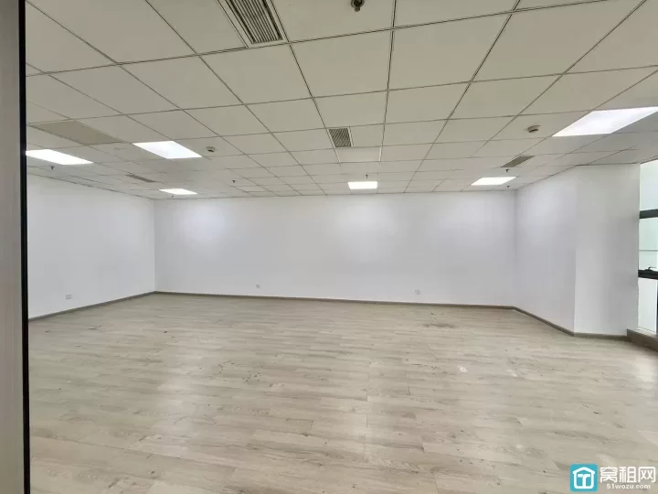 宁波企协大厦315平，电梯口+电动移门，大气美观；办公室朝南，阳光充足☀️ 精装4个隔间，格局方正