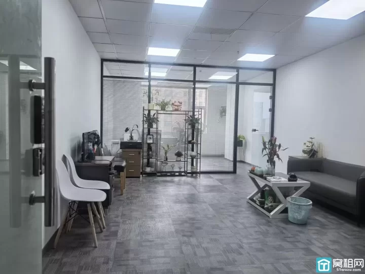 宁波鄞州万达广场附近麒麟大厦精装65平、有隔间，朝南，小户型办公首选