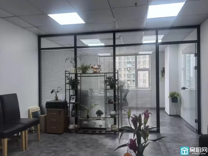 宁波鄞州万达广场附近麒麟大厦精装65平、有隔间，朝南，小户型办公首选