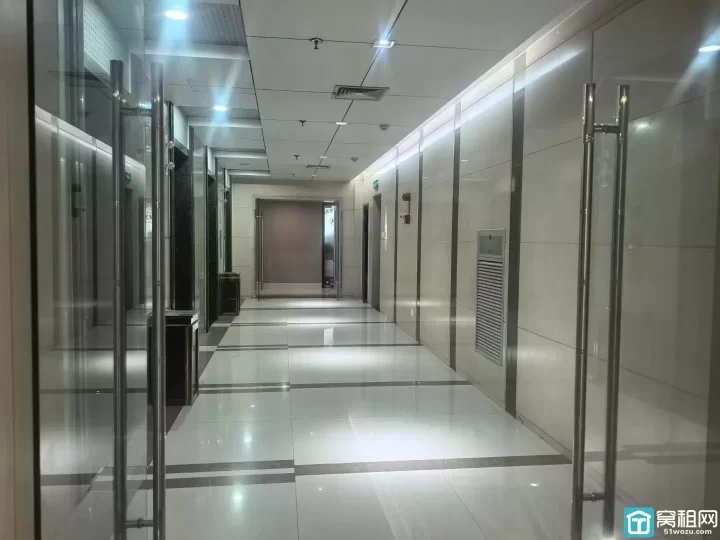 宁波鄞州万达广场附近麒麟大厦精装65平、有隔间，朝南，小户型办公首选