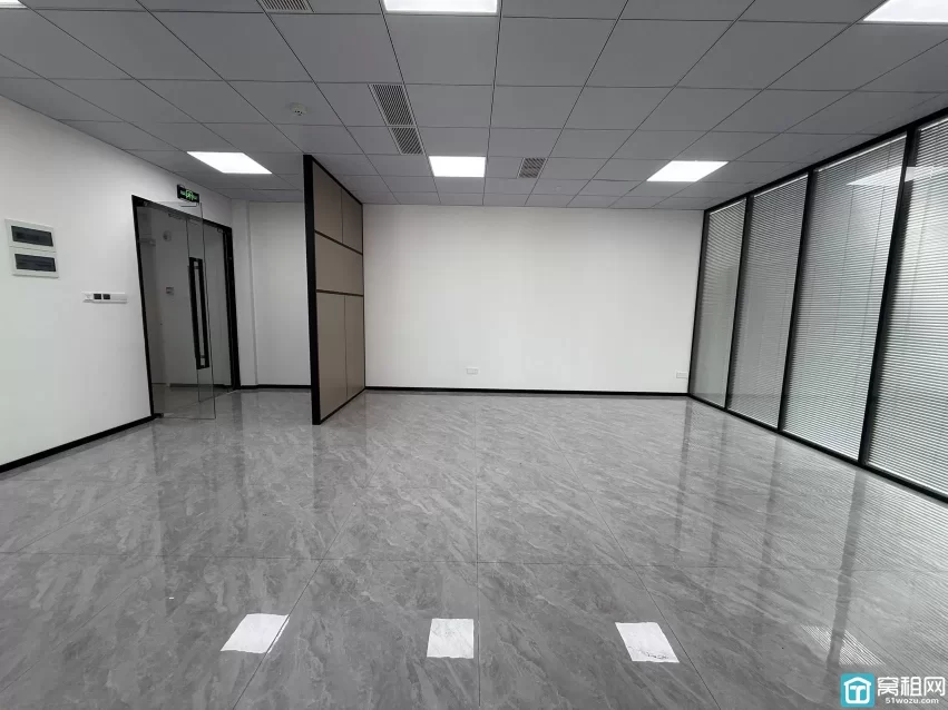 宁波高新区智慧园160平办公室出租，东南朝向，3个隔间