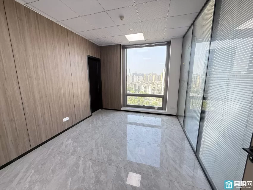 宁波高新区智慧园160平办公室出租，东南朝向，3个隔间