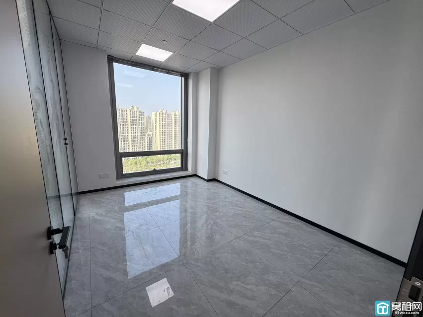 宁波高新区智慧园160平办公室出租，东南朝向，3个隔间