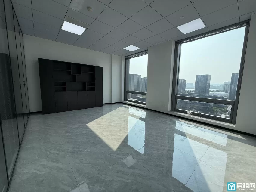 宁波高新区智慧园160平办公室出租，东南朝向，3个隔间