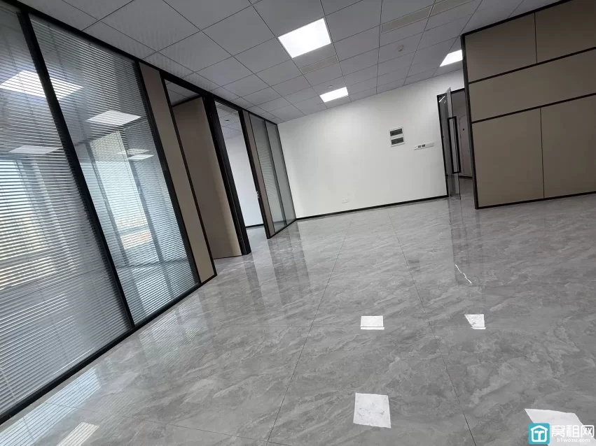 宁波高新区智慧园160平办公室出租，东南朝向，3个隔间