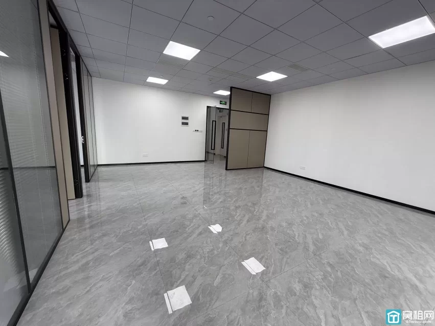 宁波高新区智慧园160平办公室出租，东南朝向，3个隔间