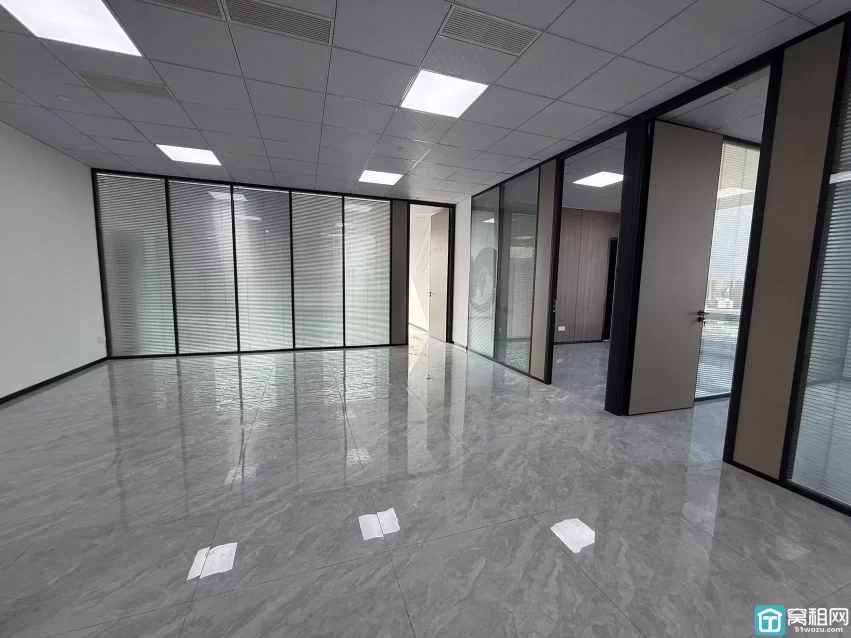 宁波高新区智慧园160平办公室出租，东南朝向，3个隔间