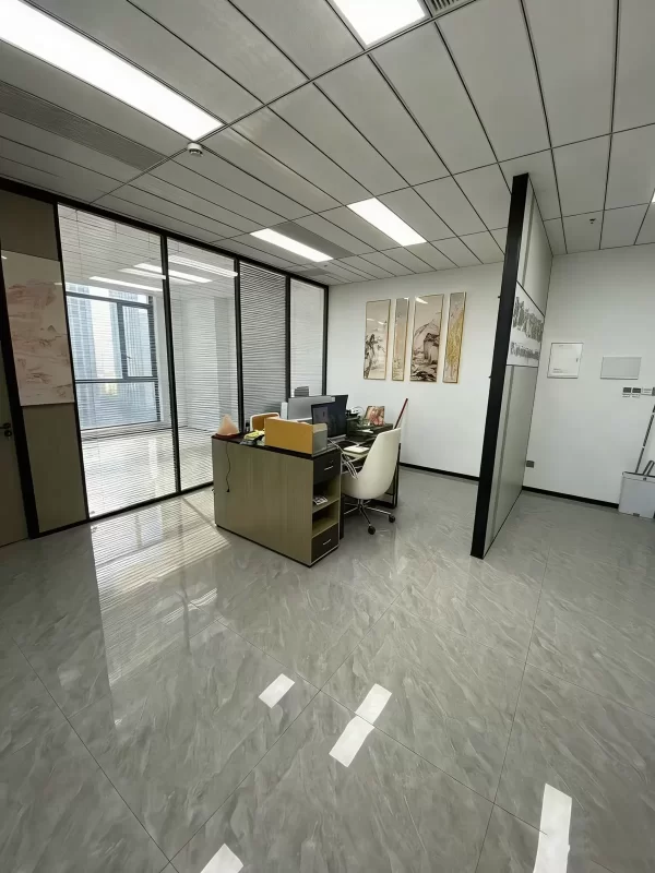 宁波高新区外经合作大厦150平米，双面采光，带2-3个隔间写字楼出租