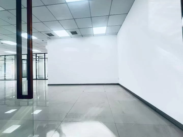 宁波美豪大厦东南朝向面积335平，大气形象墙，4个隔间