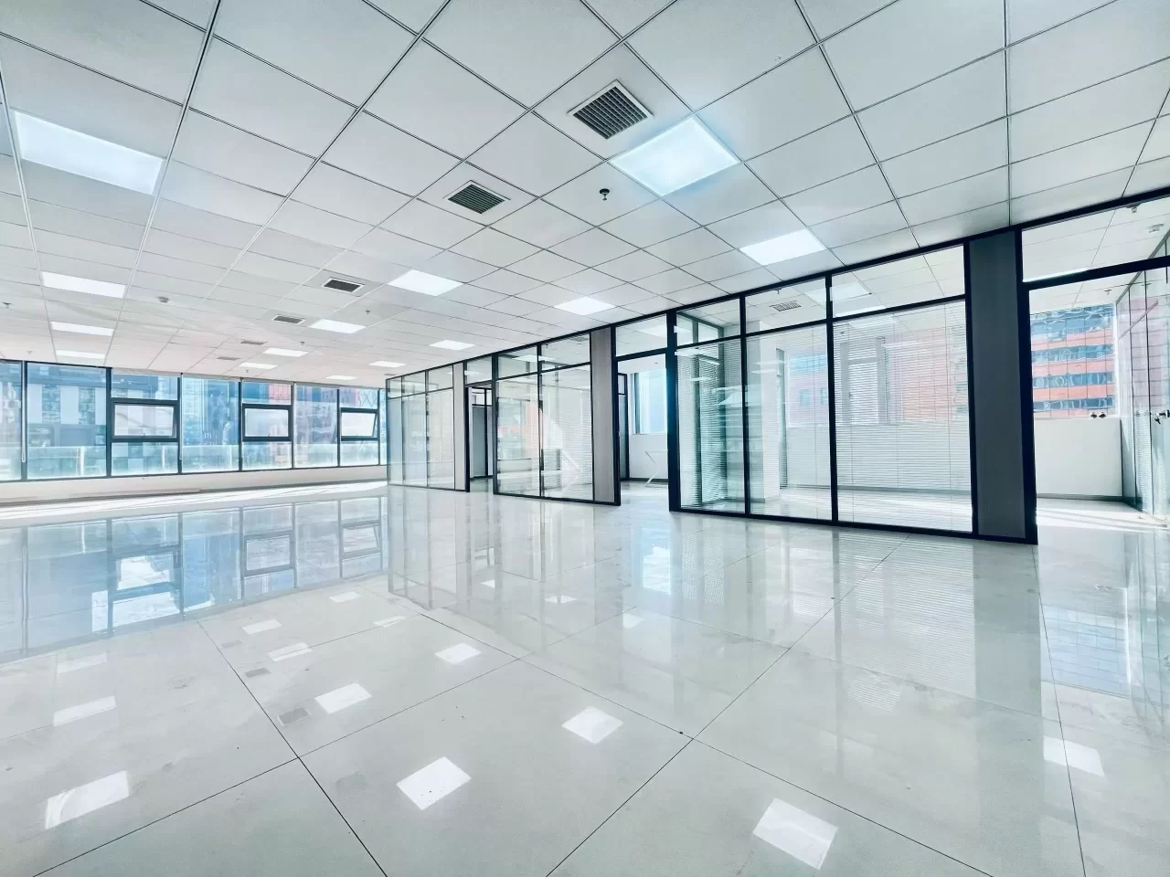 宁波美豪大厦东南朝向面积335平，大气形象墙，4个隔间