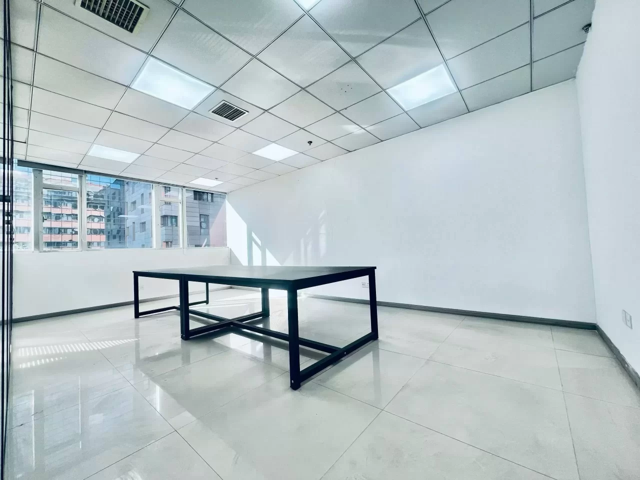 宁波美豪大厦东南朝向面积335平，大气形象墙，4个隔间