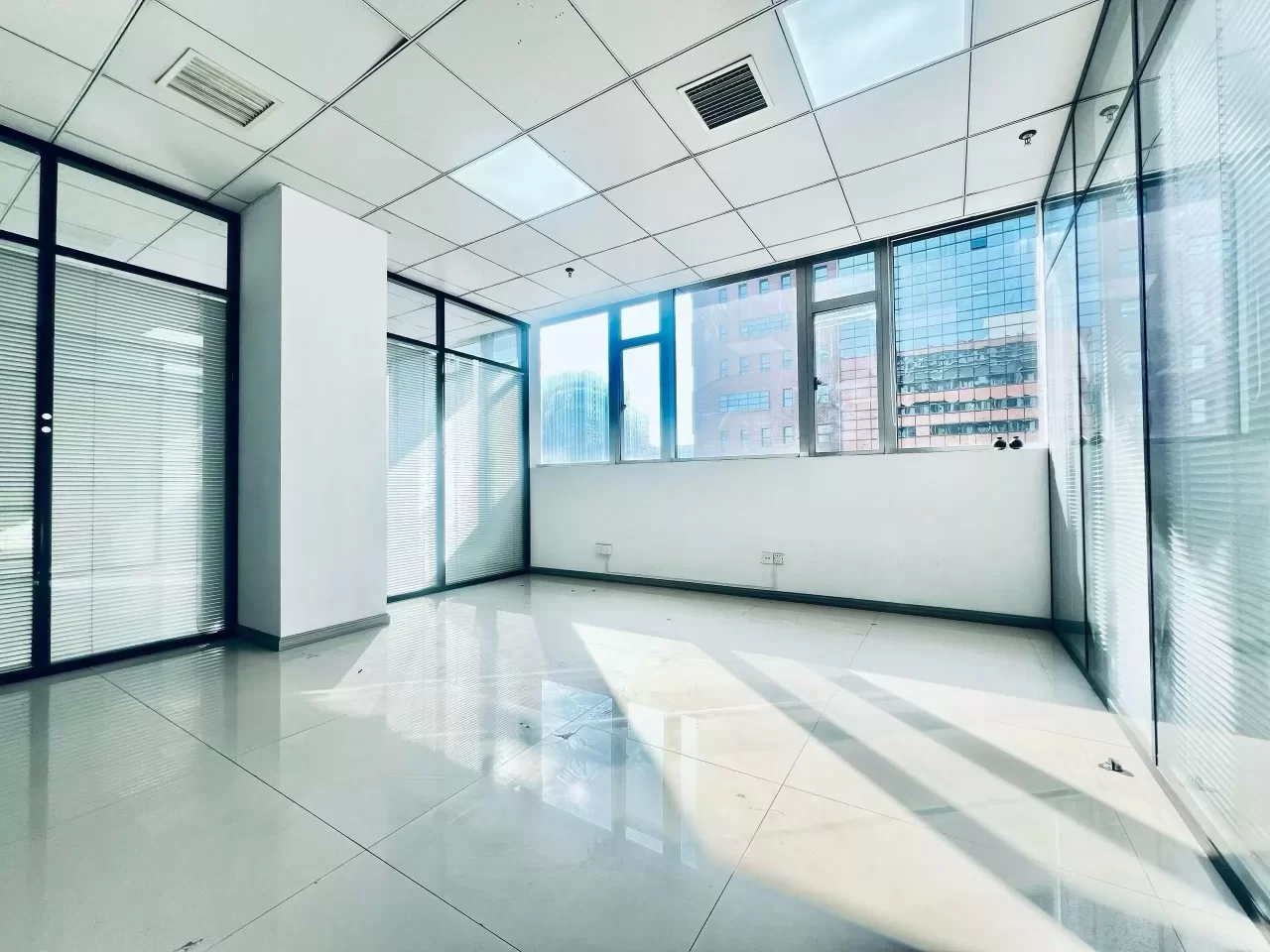 宁波美豪大厦东南朝向面积335平，大气形象墙，4个隔间