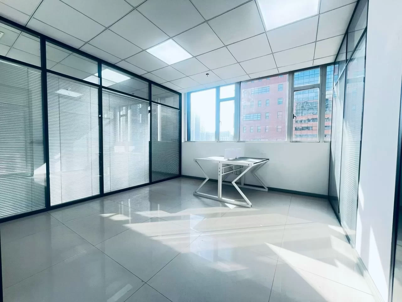 宁波美豪大厦东南朝向面积335平，大气形象墙，4个隔间