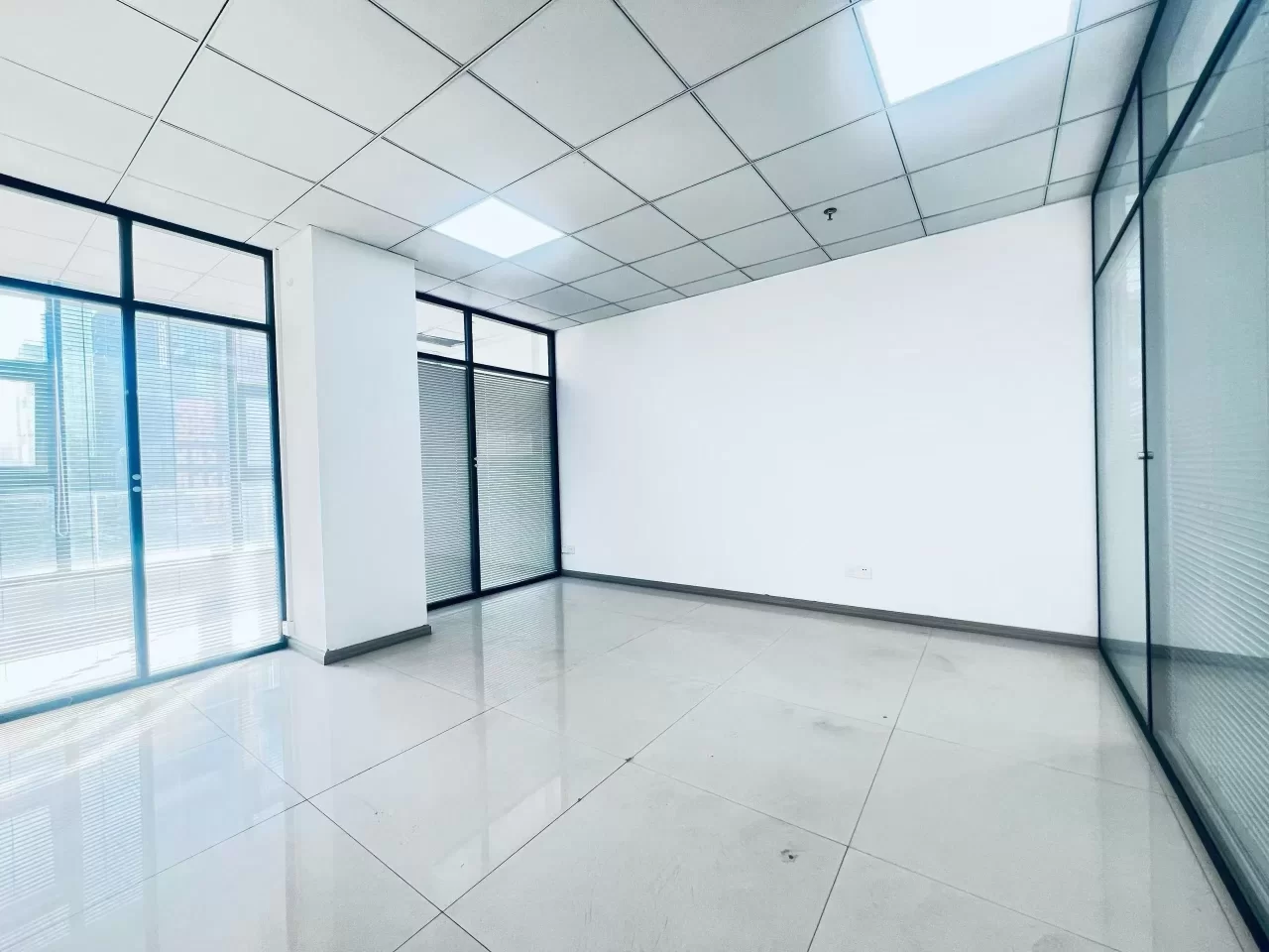 宁波美豪大厦东南朝向面积335平，大气形象墙，4个隔间