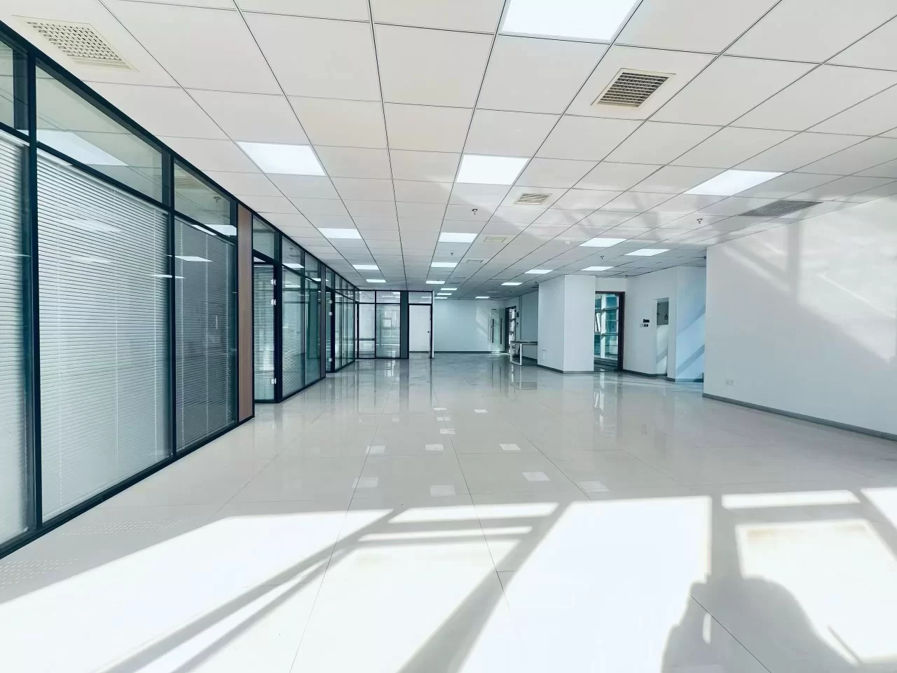 宁波美豪大厦东南朝向面积335平，大气形象墙，4个隔间