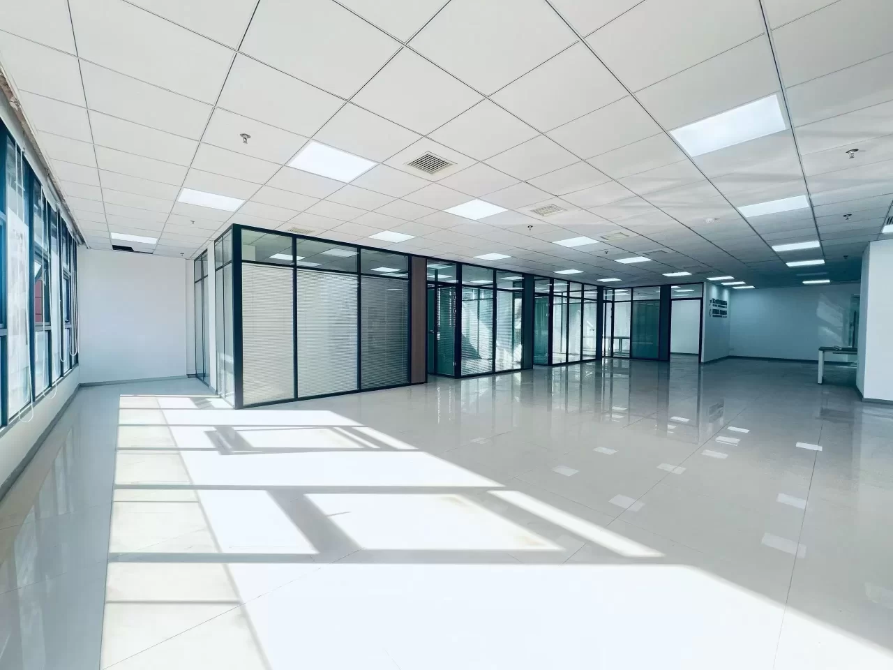 宁波美豪大厦东南朝向面积335平，大气形象墙，4个隔间