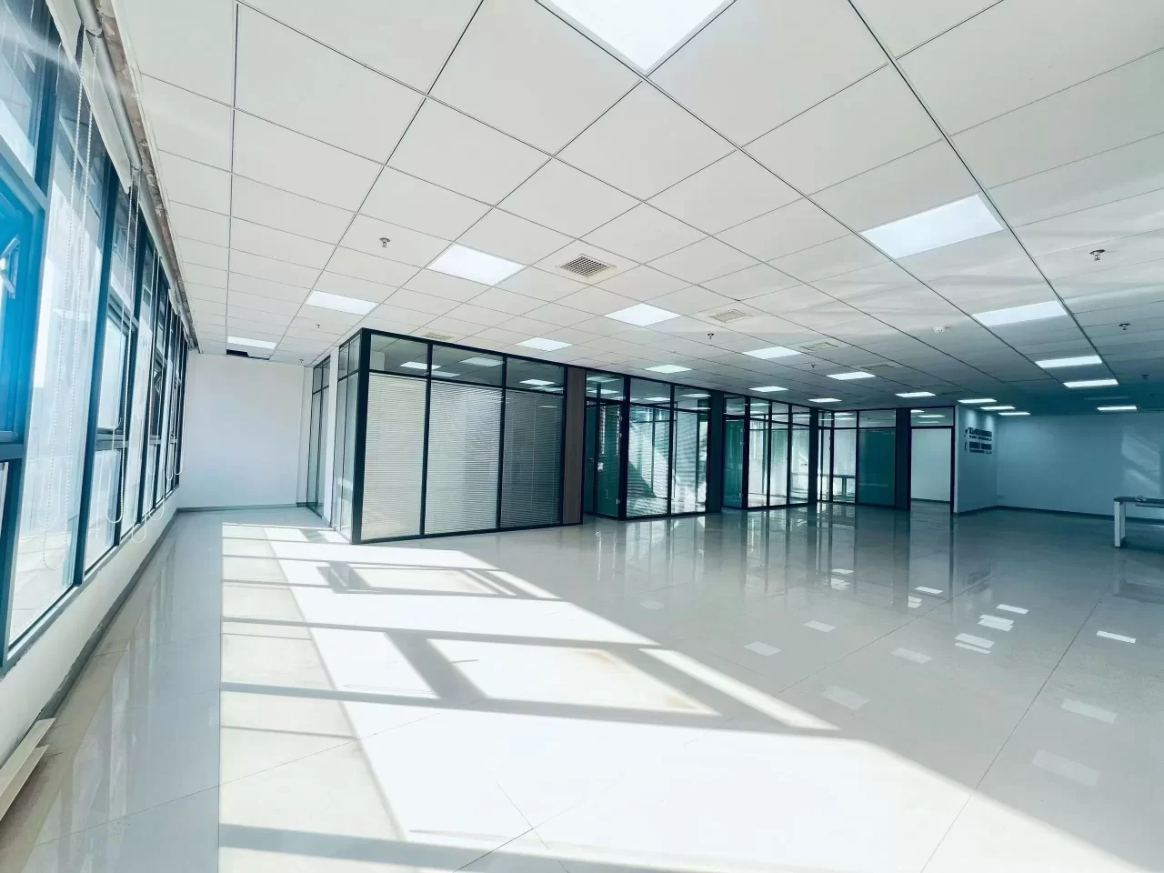 宁波美豪大厦东南朝向面积335平，大气形象墙，4个隔间