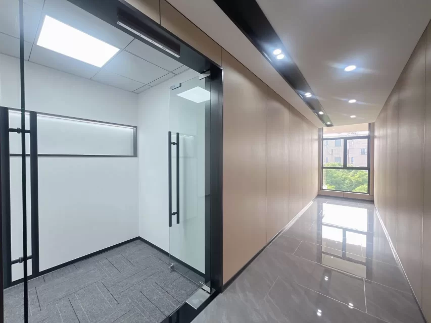 富田小镇办公室出租面积238.47平3个隔间双阳台